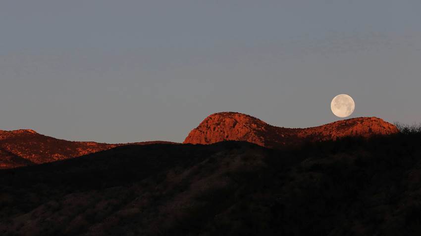 La NASA detecta agua en áreas de la Luna iluminadas por el Sol