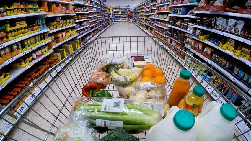 La cesta de la compra frena su escalada, pero es un 16% más cara que en 2021