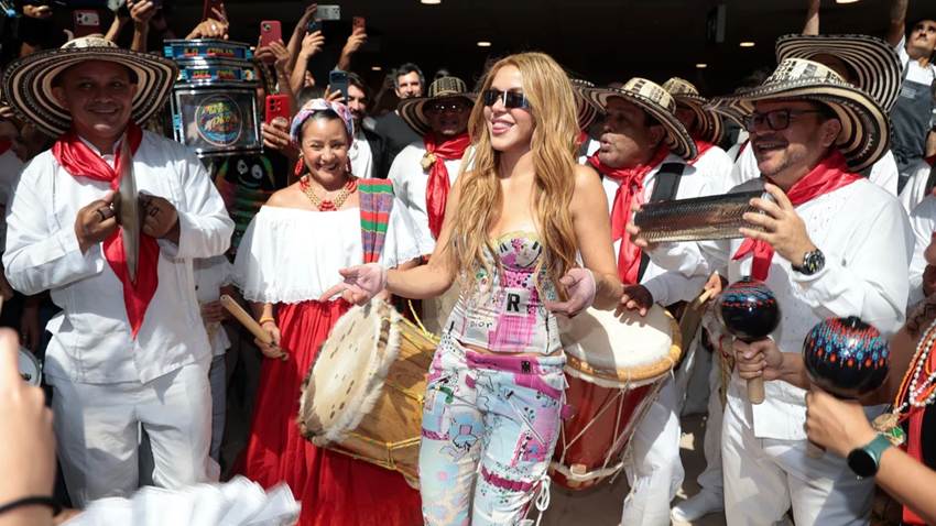 Shakira aterriza en Madrid y es recibida por una comparsa colombiana entre música y sombreros 'vueltiaos'