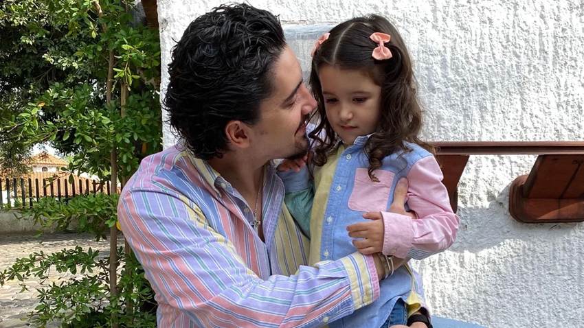 Alex Fernández revela que su hija Mía quiere seguir sus pasos en la música: ‘Y ganar muchos billetes’