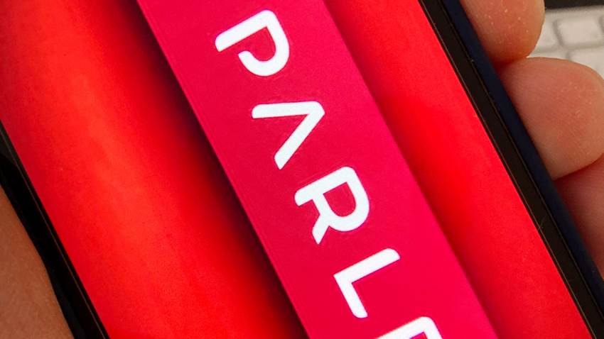 Plataforma Parler demanda a Amazon por descontinuarle servicio de alojamiento