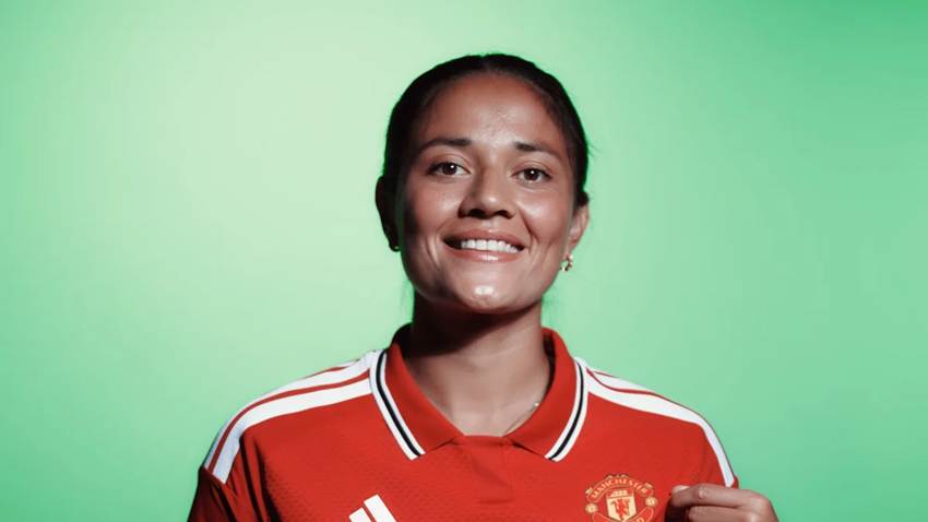 Rebeca Bernal hace historia: es la primera mexicana en fichar con el Manchester United