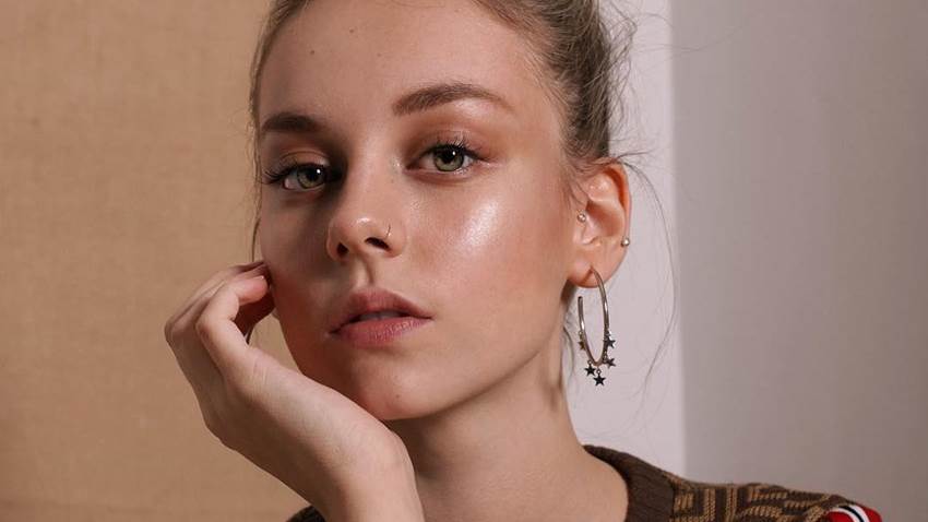 Ester Expósito descarta haberse hecho algún tipo de cirugías y luce al natural en bikini