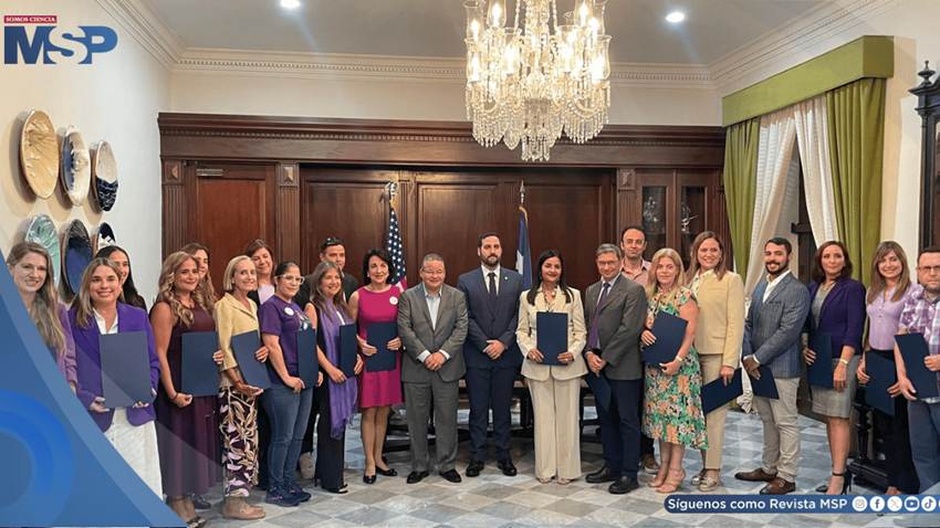 Entrega oficial de proclama para sensibilizar sobre EII en Puerto Rico