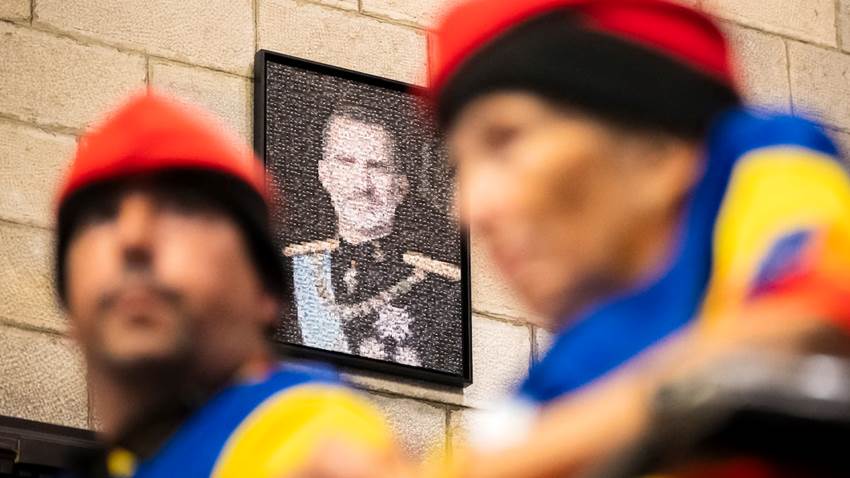 Girona cuelga “por imperativo legal” el retrato del Rey pero formado con centenares de fotos del referéndum del 1-O