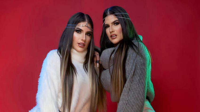 Las hermanas KSK Twins regresan con el <em>“Cora en modo avión”</em>
