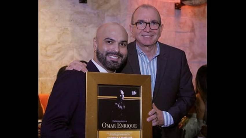 Omar Enrique es condecorado como “Embajador del merengue” en República Dominicana