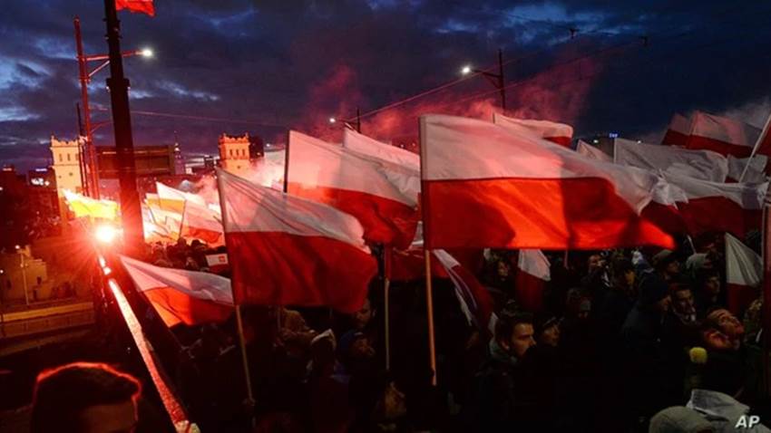 Populistas europeos temen restricciones en redes sociales