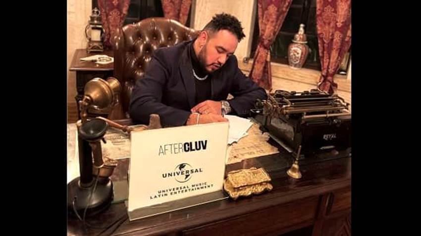 Reggi “El Auténtico” firma contrato discográfico con Aftercluv + Universal Music Latin Entertainment
