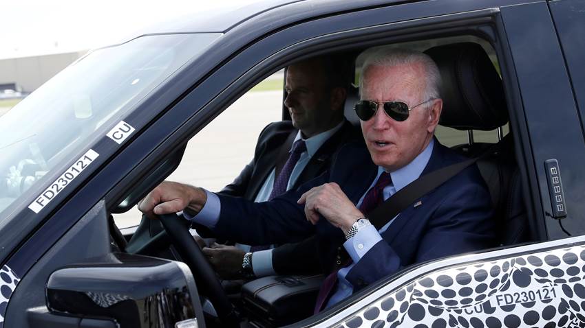 Biden prueba nueva camioneta para promover vehículos eléctricos