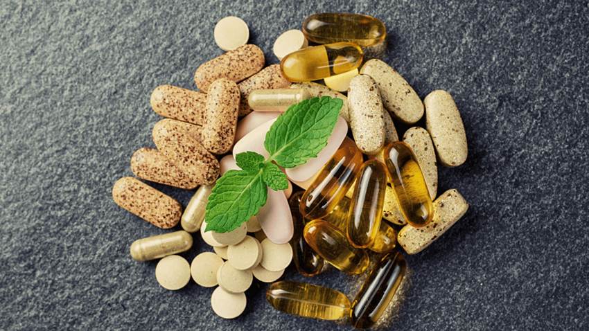 Suplementos dietéticos de reumatología omiten riesgos, dosificación y tienen costos inflados, estudio