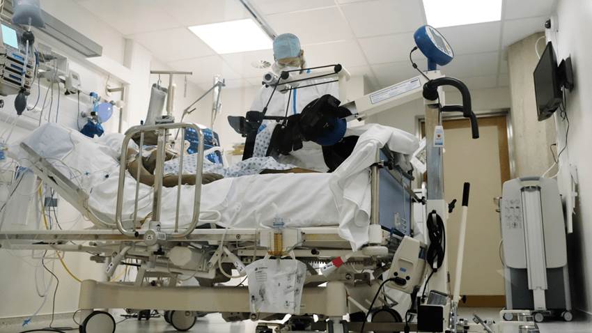 Universidad de Johns Hopkins informa que más de 5 millones han fallecido por COVID-19