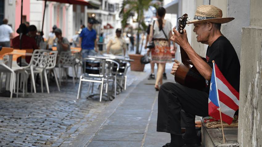 Quienes estén completamente vacunados pueden estar al aire libre sin mascarilla, anuncia CDC