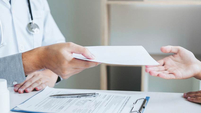 Obligan a pacientes a buscar referidos en medio de la pandemia