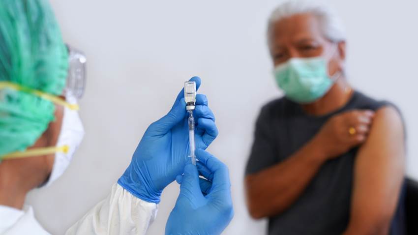 Vacunación de adultos mayores seguirá siendo por medio de turnos